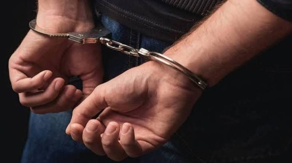 توقيف شخص بحوزته مسدس حربي