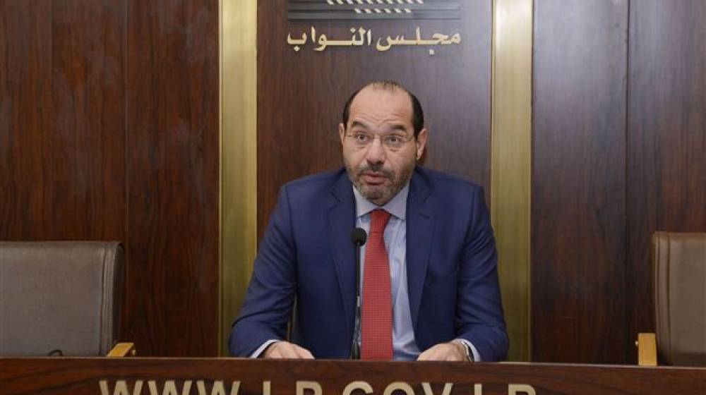 مراد يستمع 