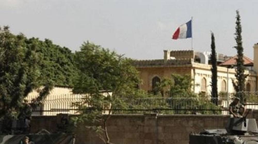 شبان من طرابلس الى السفارة الفرنسية.. للمطالبة بالهجرة