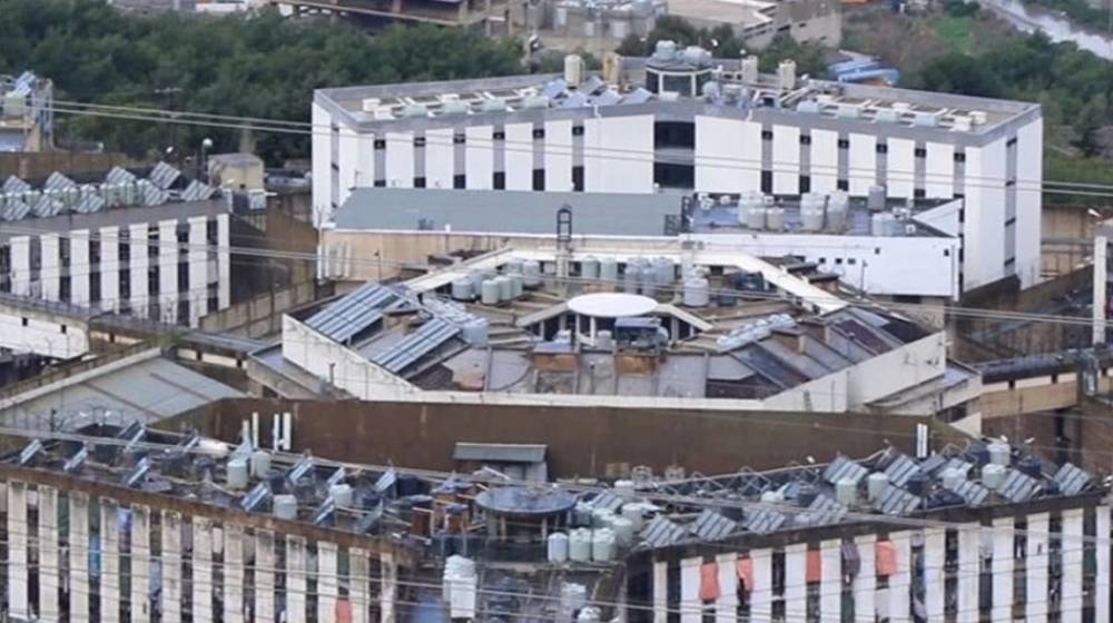 بالفيديو: غضب وتوتر في سجن روميه.. ماذا يجري؟