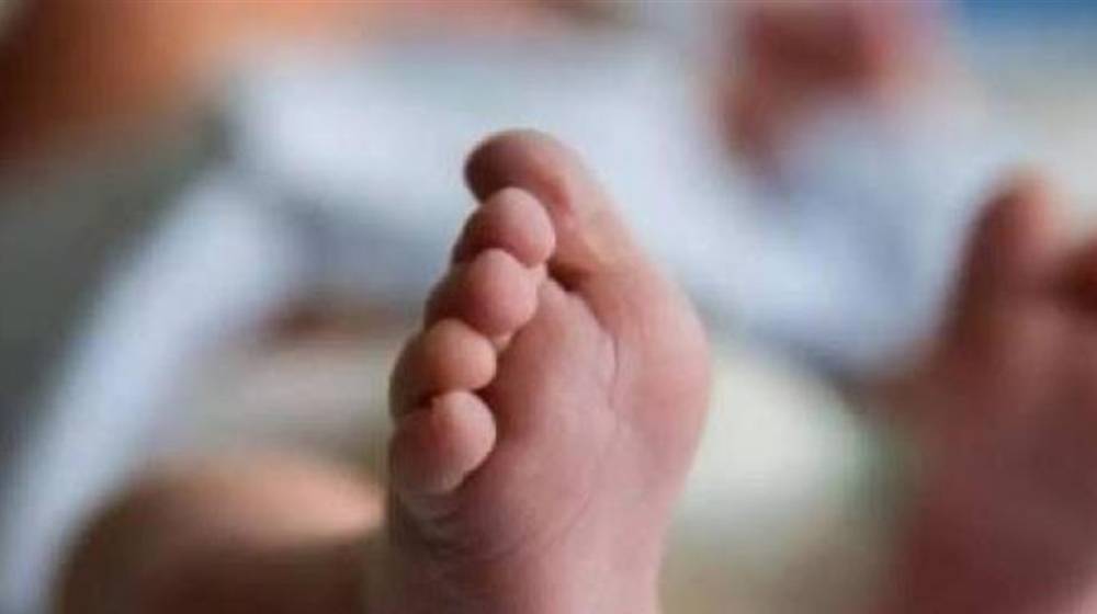 بالفيديو: في مكان “خطير”… العثور على طفلة حديثة الولادة!