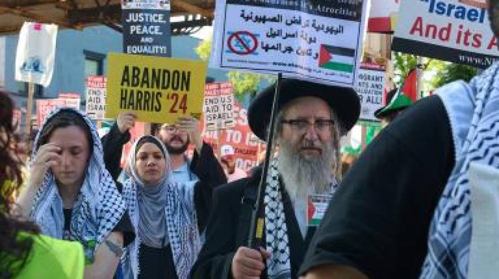 متضامنون مع فلسطين.. يخترقون سياجاً أمنياً لمؤتمر الحزب الديموقراطي