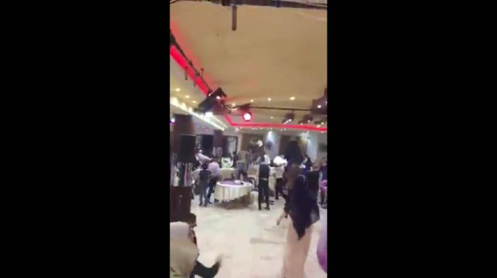 بالفيديو: الكراسي تتطاير.. اشكال كبير داخل صالة للافراح في المنية!