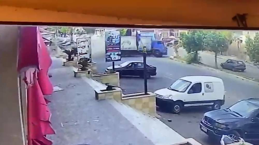 بالفيديو: لحظات مروّعة لانقلاب شاحنة