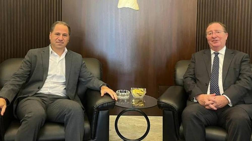 الجميّل للسفير البريطاني: لا نهوض اقتصادي من دون حصر السلاح بيد الدولة