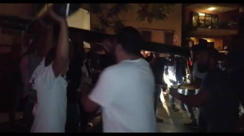 بالفيديو: رفع صلبان على مداخل الاشرفية
