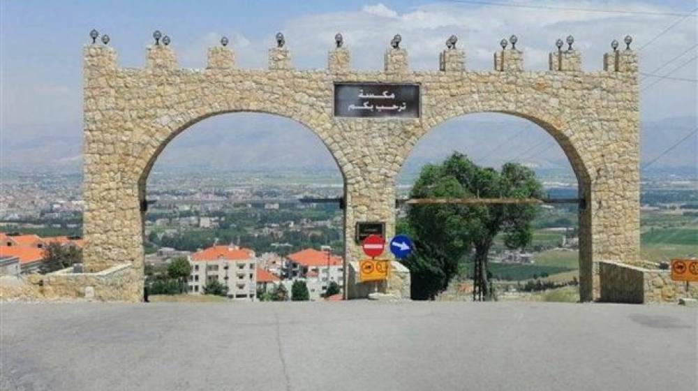 ضربٌ مبرحٌ... اعتدى عليه على باب الجامع! (فيديو)