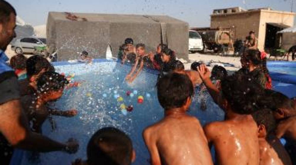 مسابح متنقلة للترفيه عن الأطفال في مخيمات شمال سوريا