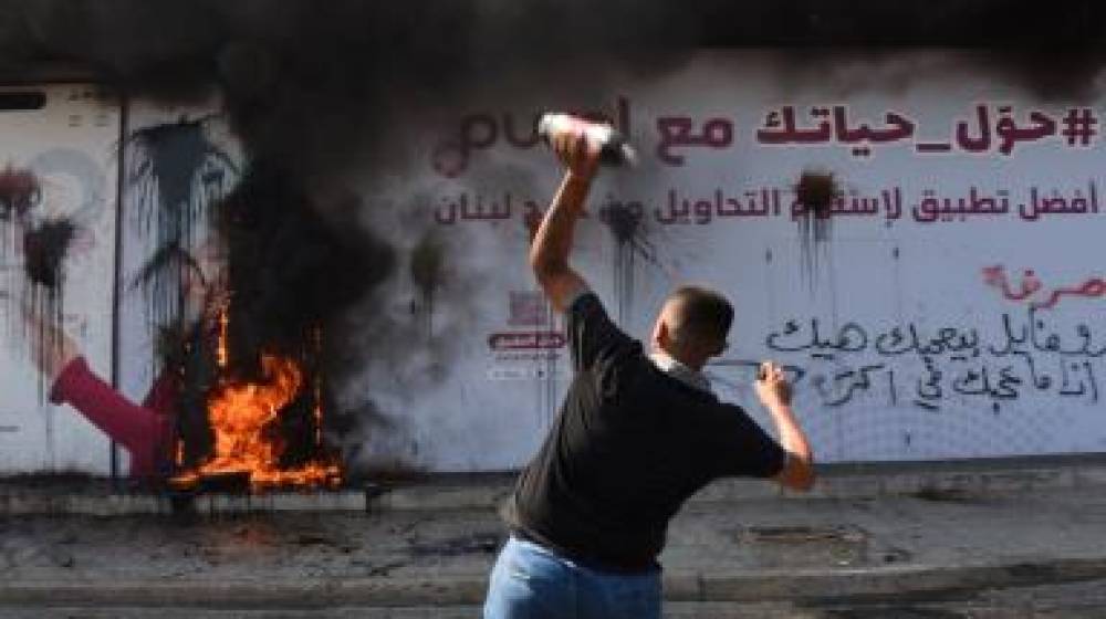 حرق مصارف وتكسيرها: مودعون لا يملكون ثمن علاجهم