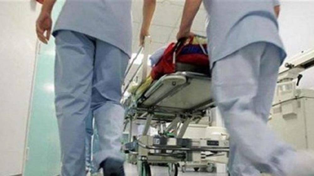 تعرّض لحادث خطير أثناء العمل… ونُقِلَ إلى المستشفى