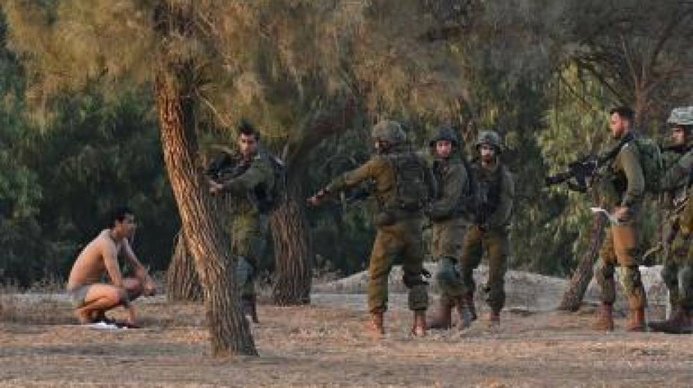 الجيش الإسرائيلي يستخدم الفلسطينيين دروعاً بشرية..كنمط ثابت لحماية جنوده
