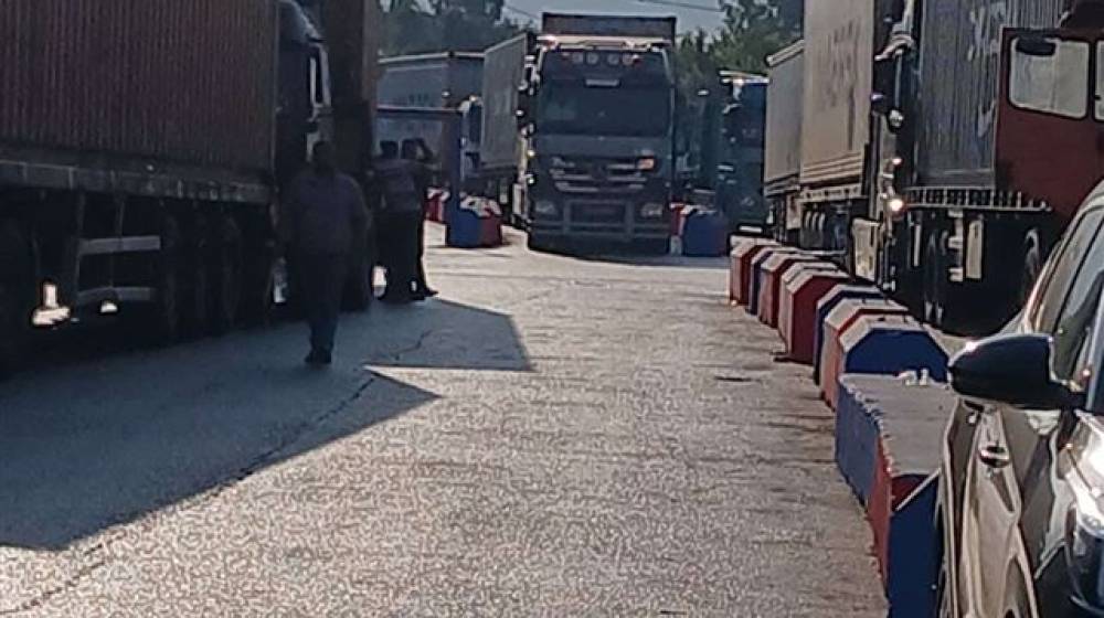 السائقون يشلّون مرفأ بيروت... الإعتصام المفتوح بدأ!