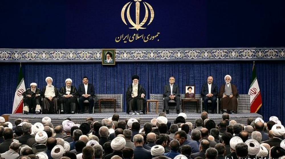 خامنئي: الشعب انتخب رئيساً جديراً ذا رؤية عميقة ونتمنى لحكومته التوفيق