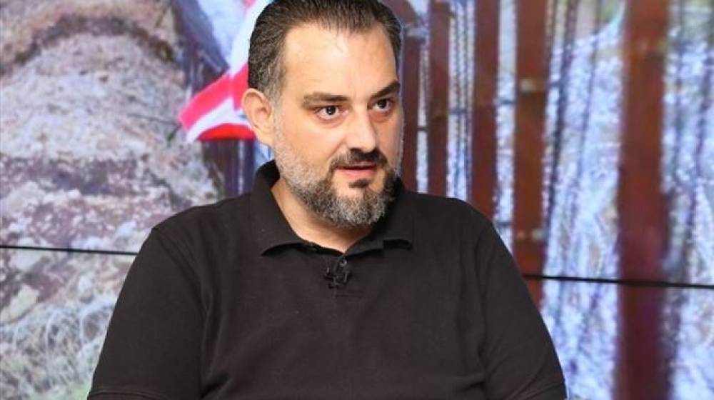 مكرم رباح يضع يده على شواربه ويوجه كلام كبير للحزب والسيد: دم الأطفال برقبتكن!