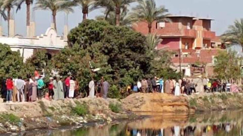انهيار جسر يغرق أراضي ومنازل ويقطع المياه عن محافظة السويس
