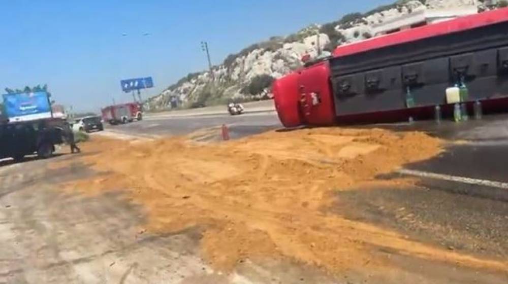 بالفيديو: سقوط شاحنة على اوتوستراد البربارة