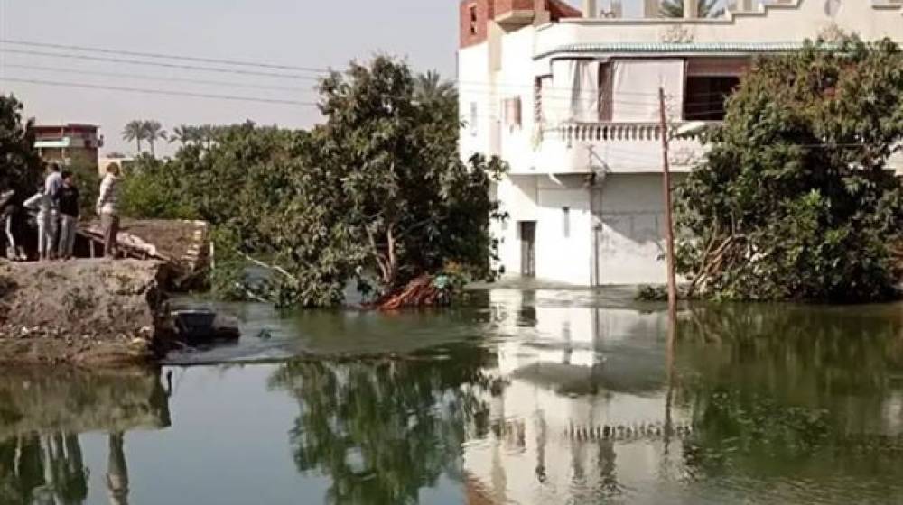 غرق منازل وأراض زراعية إثر إنهيار جسر في مصر (صور)