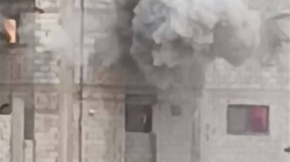 بقذيفة 