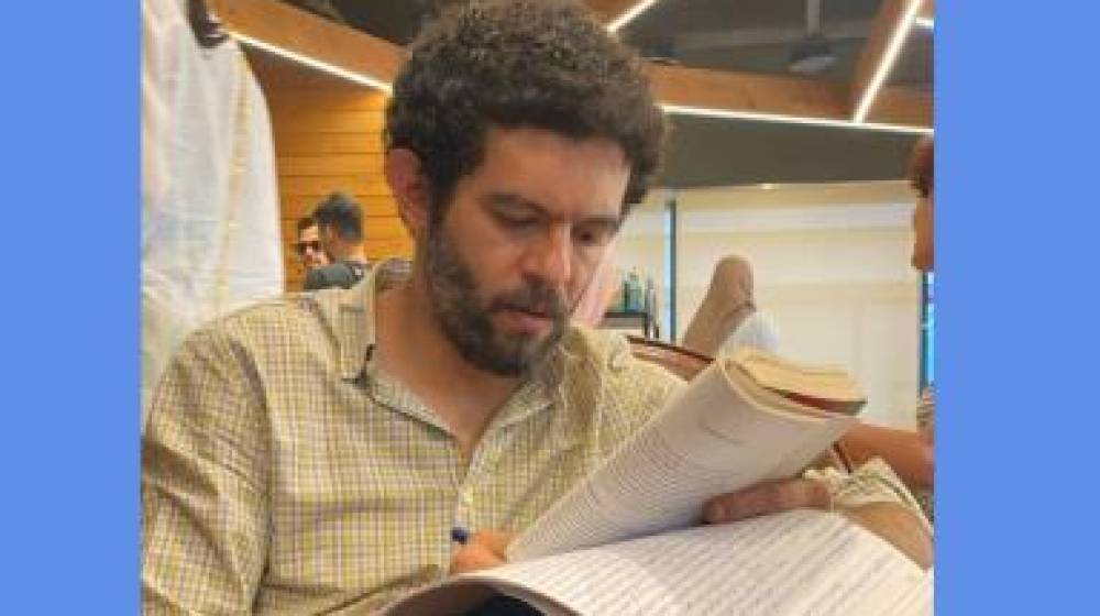 رسام الكاريكاتير المصري أشرف عمر: يتعرض للتعذيب في المعتقل