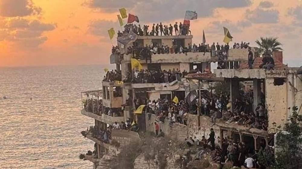 إثر سقوطهم من أحد المقاهي.. 4 إصابات بذكرى اغتيال نصرالله