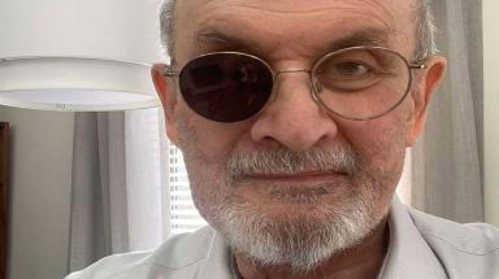 كتاب جديد لسلمان رشدي..عن تعرضه للطعن على المسرح