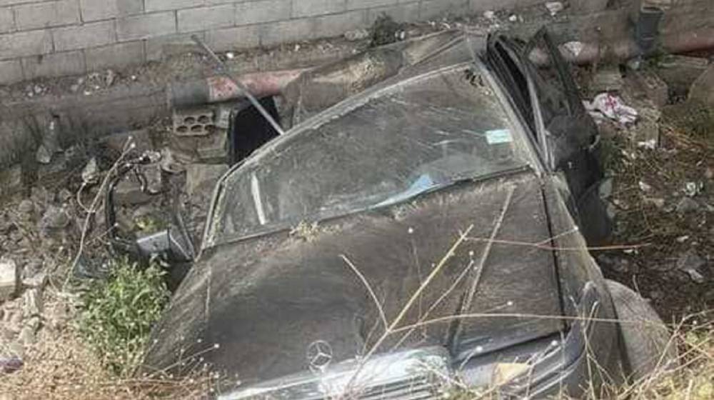 انزلاق سيارة تحت جسر.. ونجاة سائقها بأعجوبة!