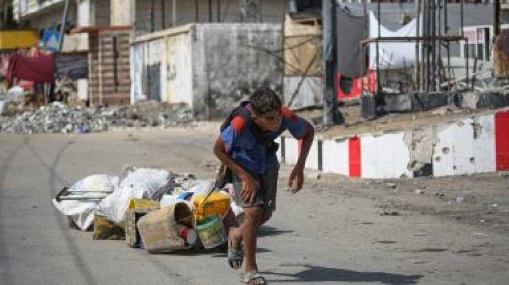 الحرب تُنسي أطفال غزة اللعب...يبيعون حجارة الركام لثكالى المقابر