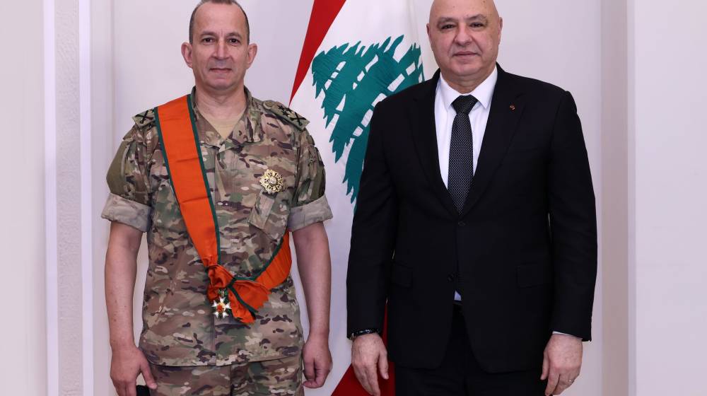 الرئيس عون يقلّد العماد هيكل وسام الأرز الوطني من رتبة الوشاح الأكبر