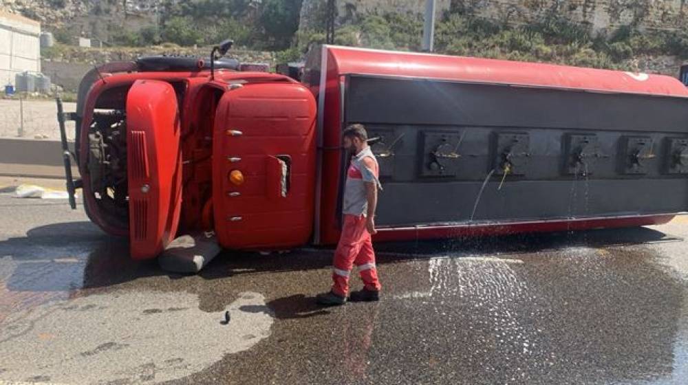 إنقلاب صهريج محروقات في وسط أوتوستراد جبيل (صورة)