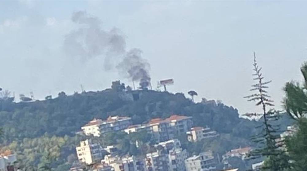 بالفيديو: استهداف سيارة على طريق الكحالة