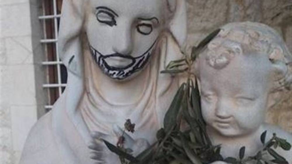 بالصورة: تشويه تمثال السيدة العذراء في زوق مكايل