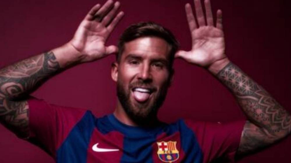 بالصورة: برشلونة يواجه ريال مدريد بقميص “غريب”!