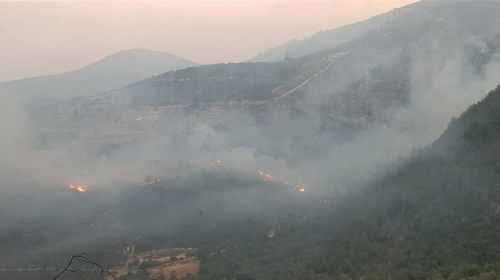النيران تتمدد الى المنازل.. حريق حبشيت وبزال مستمر