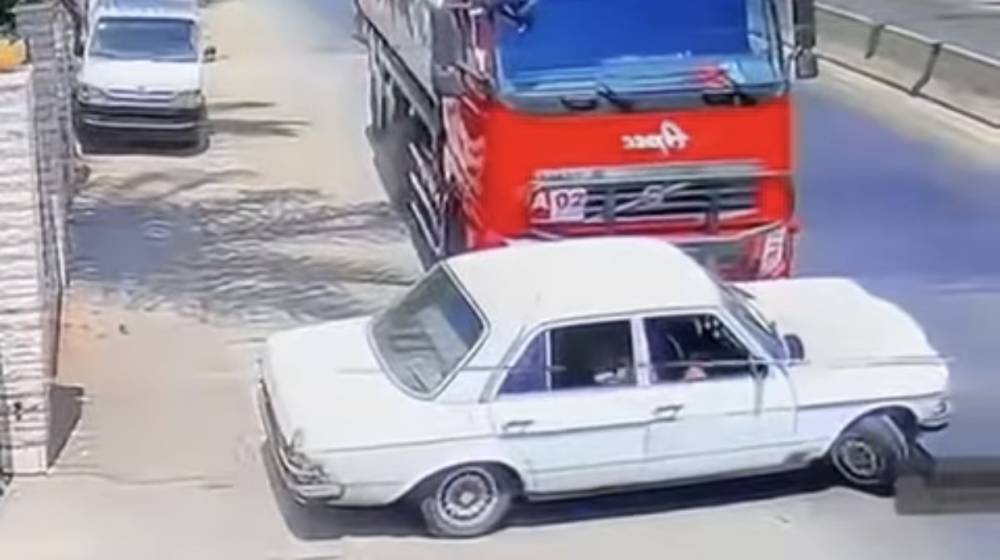 بالفيديو: صهريج وقود يجتاح سيارة على اوتوستراد المنية بحادث سير مروع
