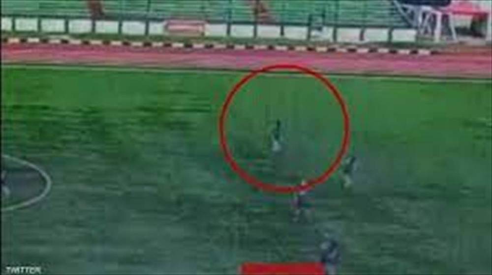 فيديو : صاعقة تقتل لاعباً وسط الملعب!