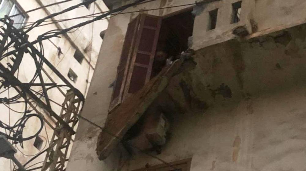 بالفيديو: الدقائق الاولى بعد انهيار شرفة منزل في طرابلس