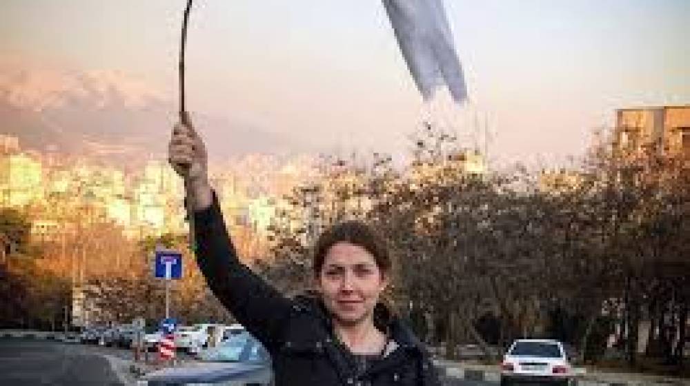 إيران بحاجة الى التطوير، ولن تسقط دولتها ثورة حجاب واضطرابات ممولة من الخارج.