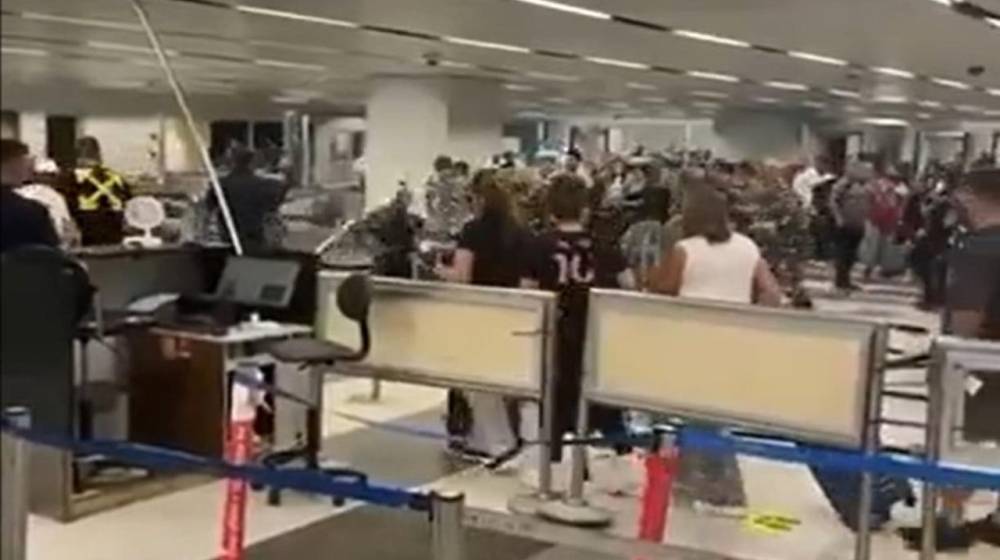 بالفيديو: إشكال وتضارب بين مسافرين في مطار بيروت
