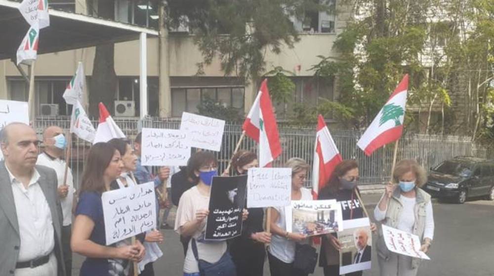 وقفة تضامنية مع القاضي طارق البيطار أمام قصر العدل
