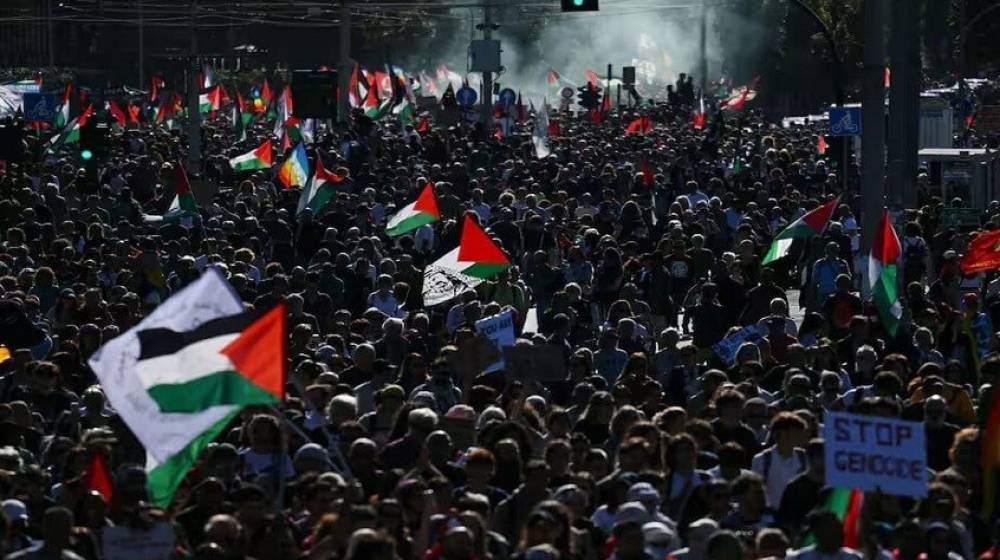عشرات آلاف المتظاهرين في روما يهتفون: الحرية لفلسطين!