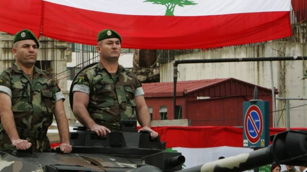بالفيديو: الجيش يُطلق النار على سيارة