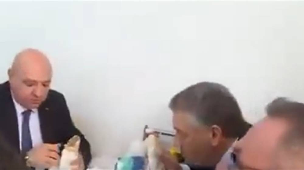 خلال زيارته إلى سن الفيل… الرئيس عون يتناول الفلافل (فيديو)
