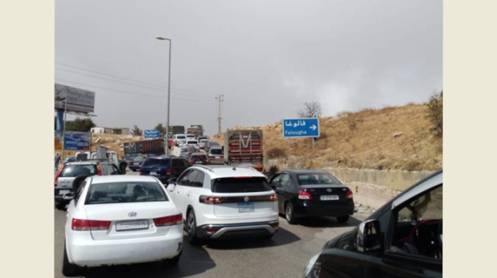 قطع طريق ضهر البيدر احتجاجاً على توقيف شاحنات.. ومناشدات لفتحها