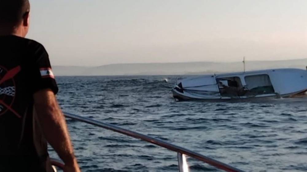بالصور: نجاة صيادين إثر حادث بحري