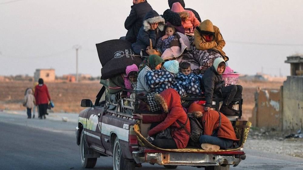 عبر المنافذ الحدودية.. عودة 100 ألف سوري إلى بلدهم