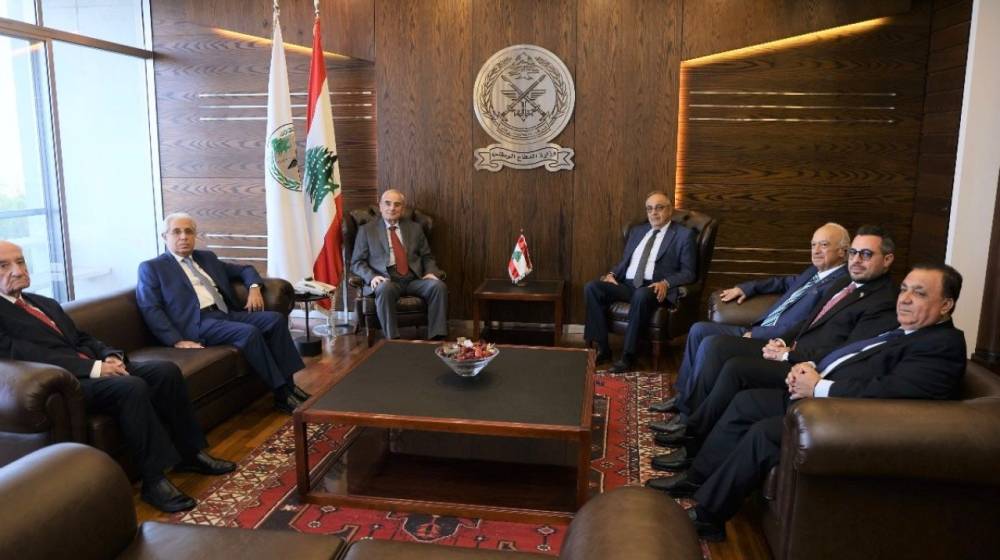 وزير الدفاع بحث مع زواره في الأوضاع