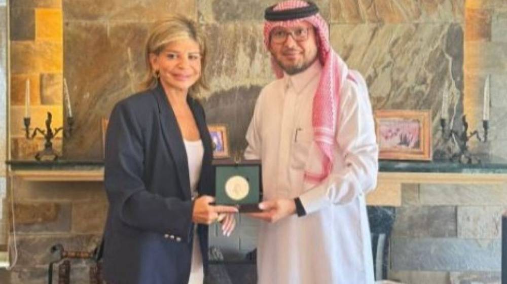 تقديراً لمواقفها السيادية.. بخاري قدّم لشدياق ميدالية السفارة  