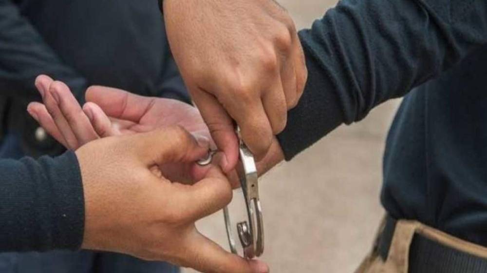 عذّب كلباً وحاول إغراقه.. 